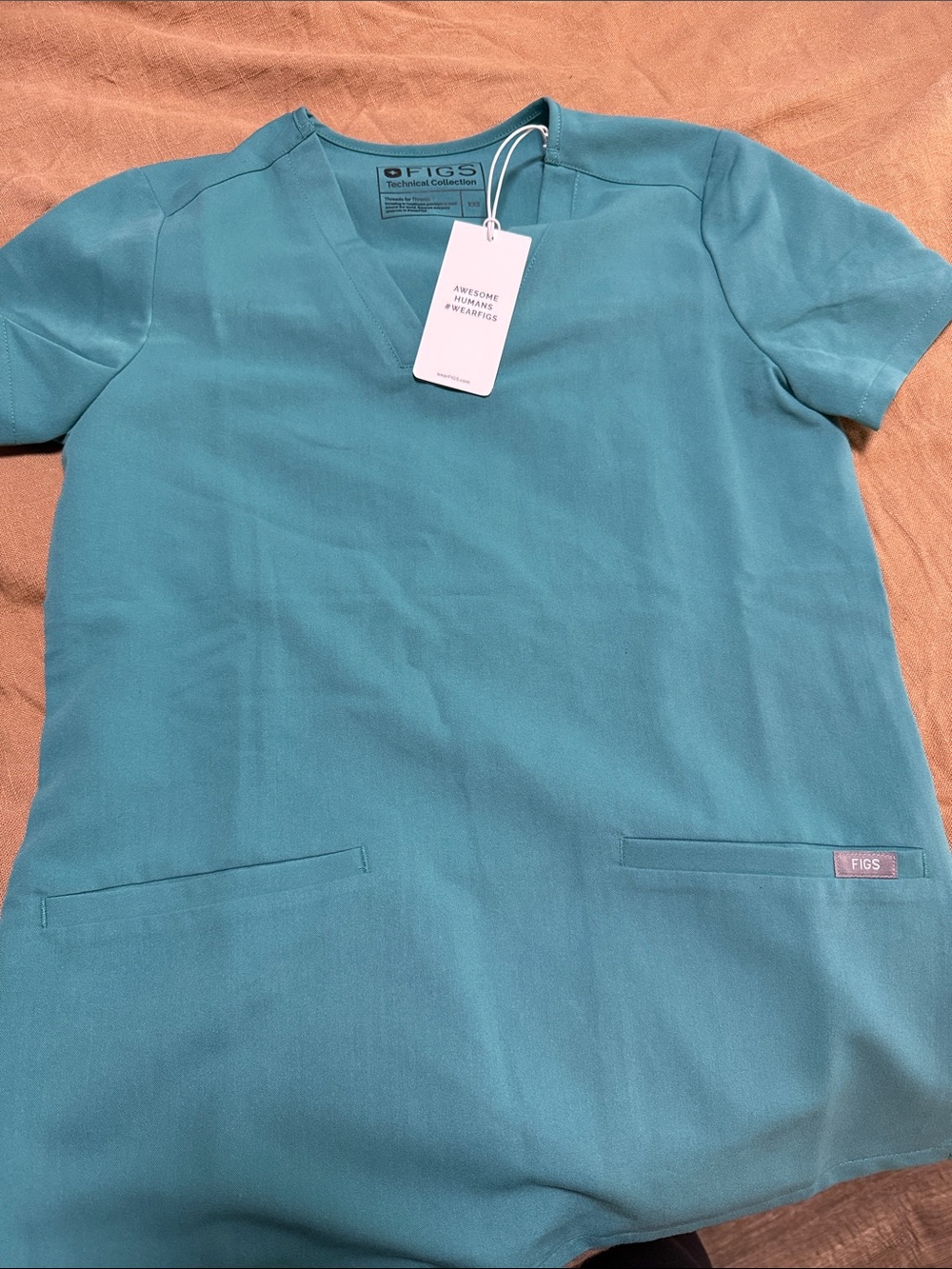 Figs Casma three pocket top